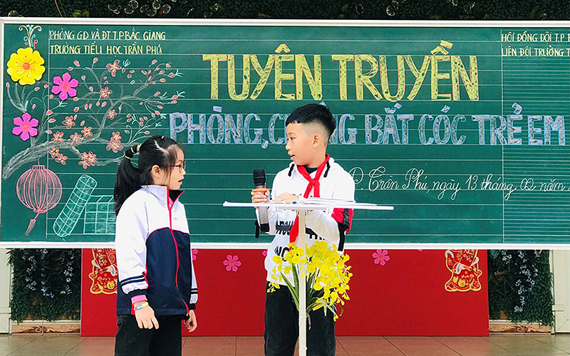 Liên đội Trường tiểu học Trần Phú (thành phố Bắc Giang, tỉnh Bắc Giang) tổ chức tuyên truyền về phòng chống bắt cóc trẻ em. (Ảnh NGUYỄN ANH)