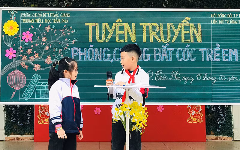 Liên đội Trường tiểu học Trần Phú (thành phố Bắc Giang, tỉnh Bắc Giang) tổ chức tuyên truyền về phòng chống bắt cóc trẻ em. (Ảnh NGUYỄN ANH)