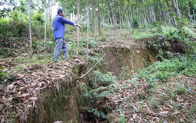 Vết nứt gây nguy cơ sạt lở núi ở thị trấn Quy Đạt, huyện Minh Hóa.