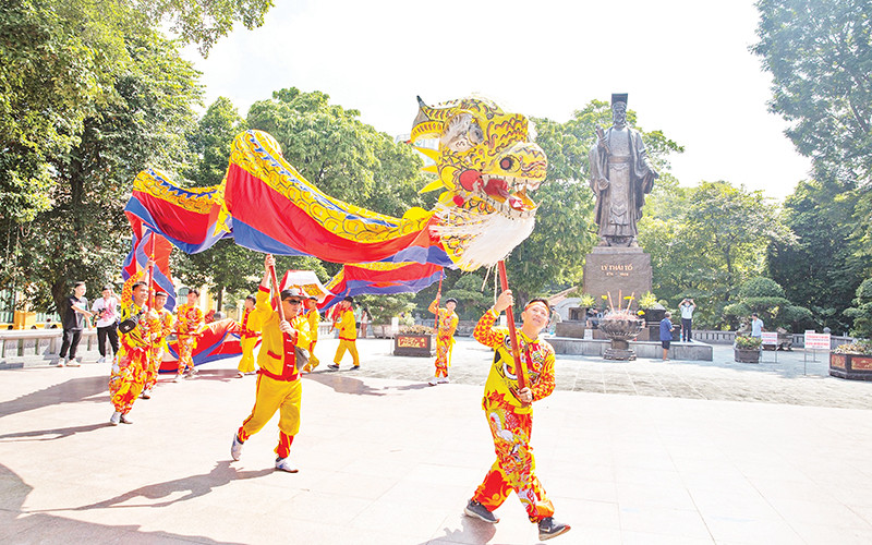 Màn múa rồng sôi nổi, đặc sắc tại Festival Thu Hà Nội 2023.