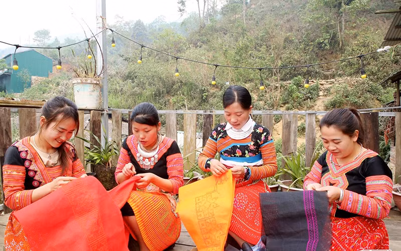 Phụ nữ xã Háng Đồng (huyện Bắc Yên, Sơn La) thêu hoa văn trên trang phục truyền thống.