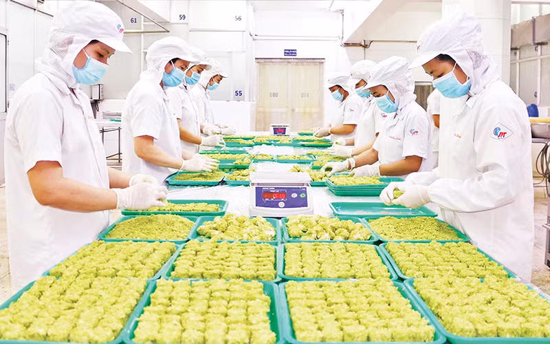 Sản xuất hàng Tết tại Công ty cổ phần Kinh doanh thủy, hải sản Sài Gòn (quận Bình Tân).