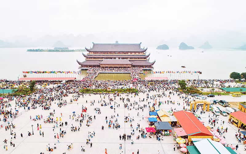 Đông đảo du khách đến chùa Tam Chúc dịp đầu Xuân.