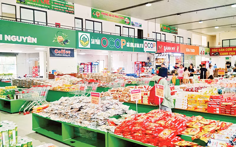 Hàng trăm sản phẩm OCOP của tỉnh Thái Nguyên được giới thiệu, bày bán tại Trạm dừng nghỉ Hải Đăng trên tuyến cao tốc Hà Nội - Thái Nguyên.