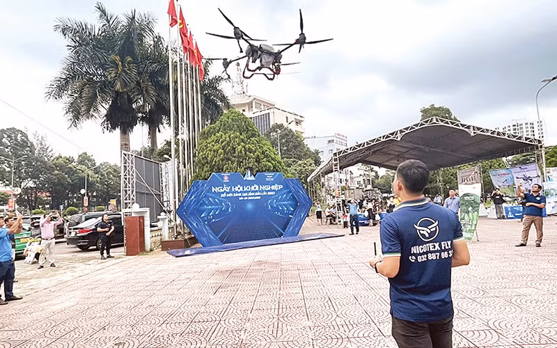 Một số bạn trẻ giới thiệu các công nghệ mới phục vụ sản xuất nông nghiệp.