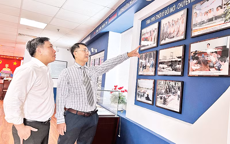 Không gian văn hóa Hồ Chí Minh đang trở thành một nét đặc trưng riêng của Thành phố Hồ Chí Minh. Trong ảnh: Triển lãm không gian văn hóa Hồ Chí Minh tại một doanh nghiệp.