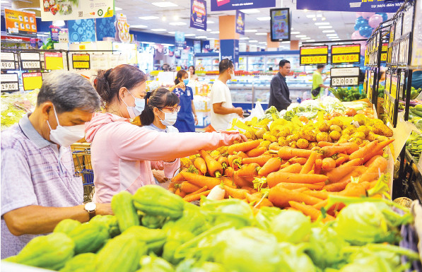 Khách hàng mua sắm thực phẩm tươi tại Co.opmart Lý Thường Kiệt (Quận 10, TP Hồ Chí Minh).