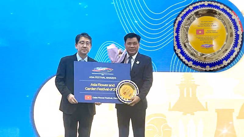 Đại diện lãnh đạo thành phố Đà Lạt (bên phải) nhận giải thưởng Festival châu Á năm 2025.