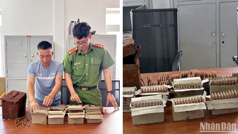Cơ quan công an thực hiện thủ tục tiếp nhận số hiện vật người dân giao nộp.
