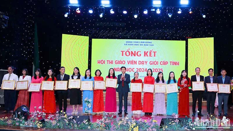 Giám đốc Sở Giáo dục và Đào tạo tỉnh Lâm Đồng trao giấy khen tặng các giáo viên xuất sắc tại Hội thi giáo viên dạy giỏi cấp tỉnh năm học 2024-2025.