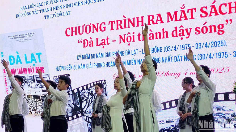 Hoạt cảnh trong chương trình ra mắt tập sách "Đà Lạt - Nội thành dậy sóng".