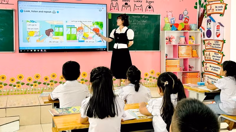 Giờ học tiếng Anh của cô giáo Lê Thị Thanh Huyền và học sinh Trường tiểu học Châu Sơn (Ba Vì, Hà Nội).