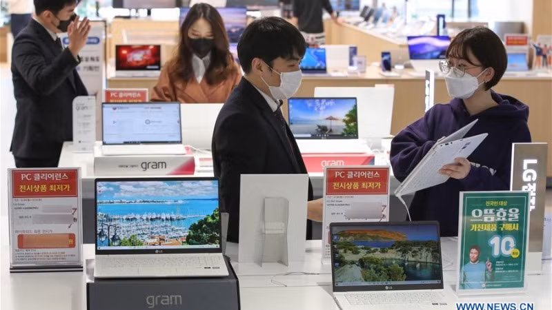 Người dân chọn mua máy tính xách tay tại một cửa hàng điện tử ở Seoul, Hàn Quốc. (Ảnh: Tân Hoa xã)