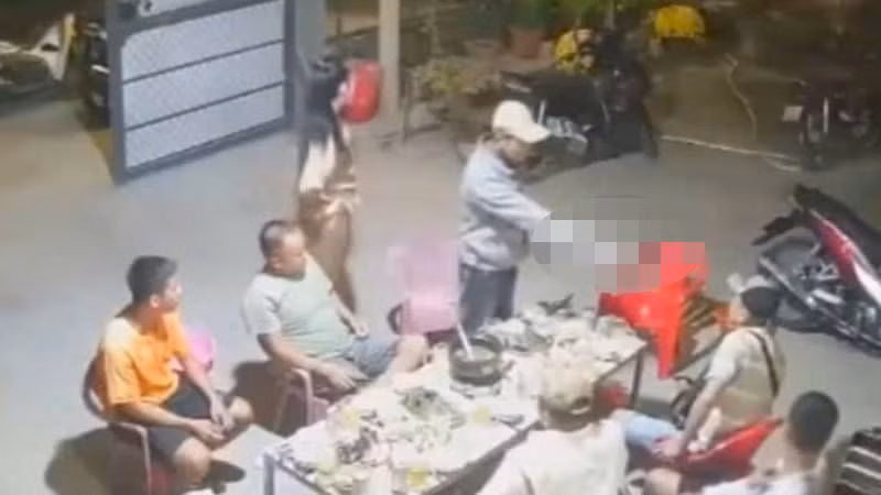 Công an tỉnh Bến Tre đang làm rõ vụ xả súng xảy ra tại xã Phú Đức, huyện Châu Thành. (Ảnh: cắt từ clip)