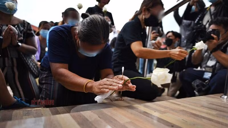 Người dân tới đặt hoa viếng các nạn nhân thiệt mạng trong vụ nổ súng. (Ảnh: Khaosod)