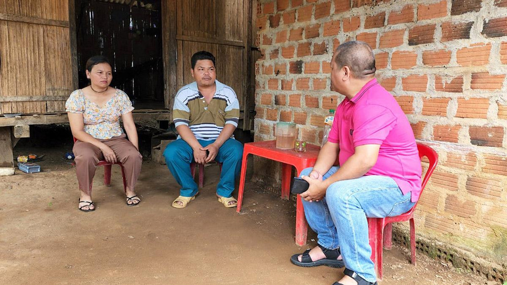 Vợ chồng anh A Miên trao đổi với phóng viên việc bị đối tượng Hồ Phước Nguyên lừa.