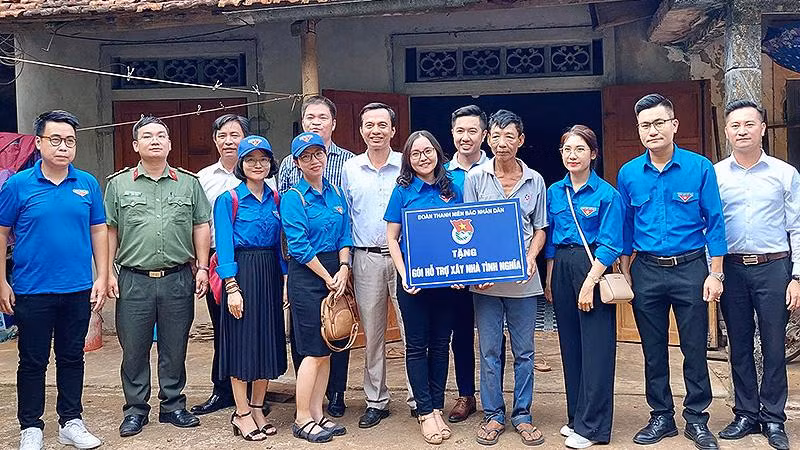Đoàn viên, thanh niên Báo Nhân Dân và đại diện các đơn vị liên quan trao kinh phí hỗ trợ xây “Nhà tình nghĩa” tặng gia đình chính sách có hoàn cảnh đặc biệt khó khăn tại huyện Vĩnh Linh (tỉnh Quảng Trị).