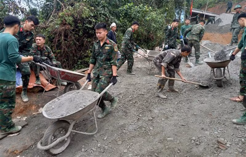 Sức trẻ giúp dân xây dựng nông thôn mới.