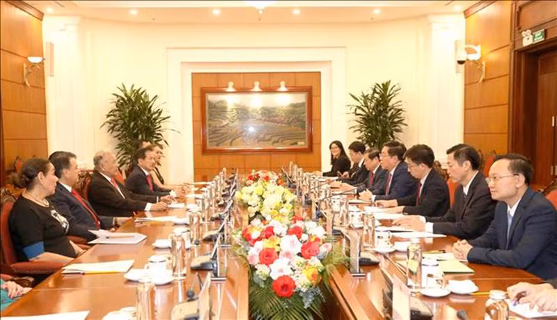 Đoàn đại biểu Đảng Cộng sản Việt Nam do đồng chí Nguyễn Trọng Nghĩa, Bí thư Trung ương Đảng, Trưởng Ban Tuyên giáo Trung ương dẫn đầu hội đàm với Đoàn đại biểu cấp cao Đảng Lao động Mexico. (Ảnh: TTXVN)