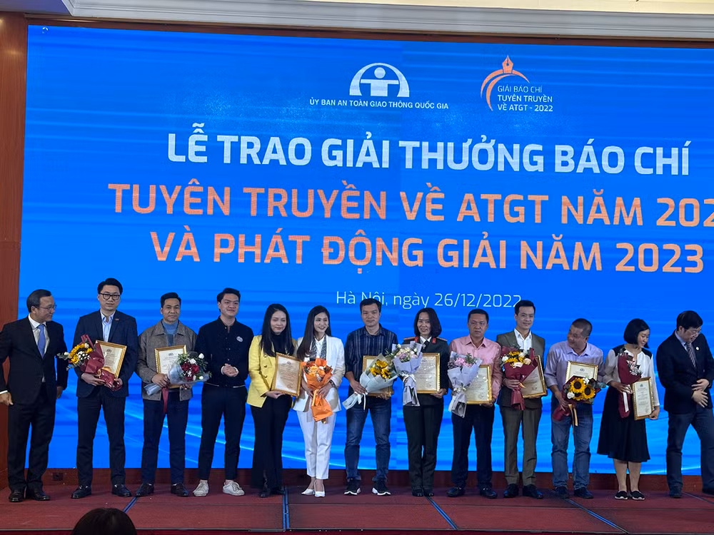 Phóng viên Báo Nhân Dân đoạt giải Nhì cuộc thi viết về an toàn giao thông.