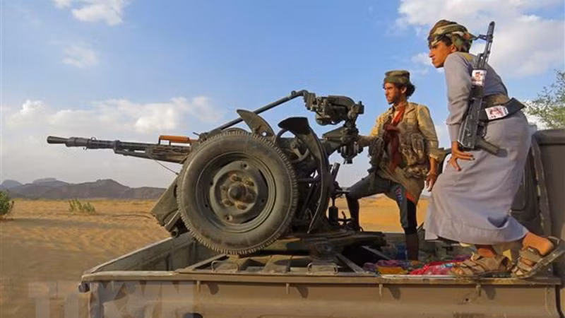 Quân chính phủ Yemen trong một cuộc giao tranh với lực lượng Houthi. (Ảnh: AFP/TTXVN)