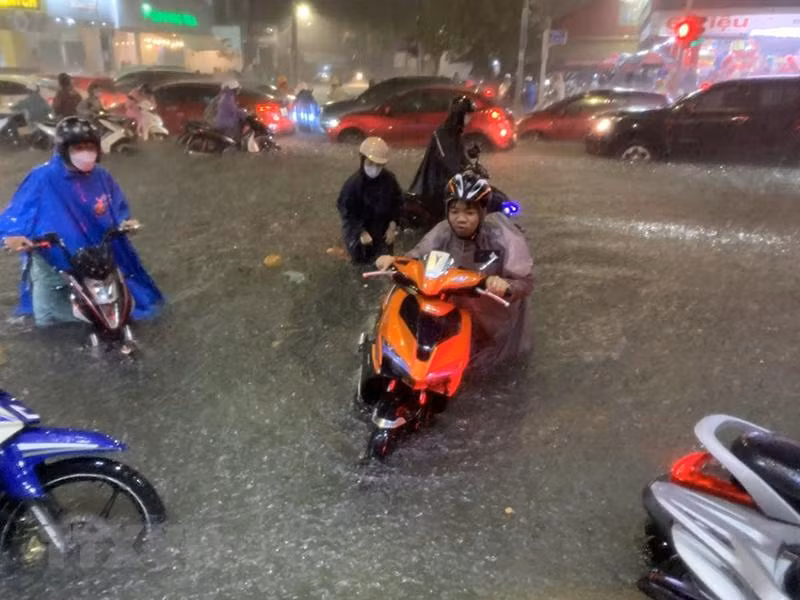[Ảnh] Đà Nẵng: Mưa lớn kéo dài, nhiều tuyến đường ngập sâu trong nước ảnh 8