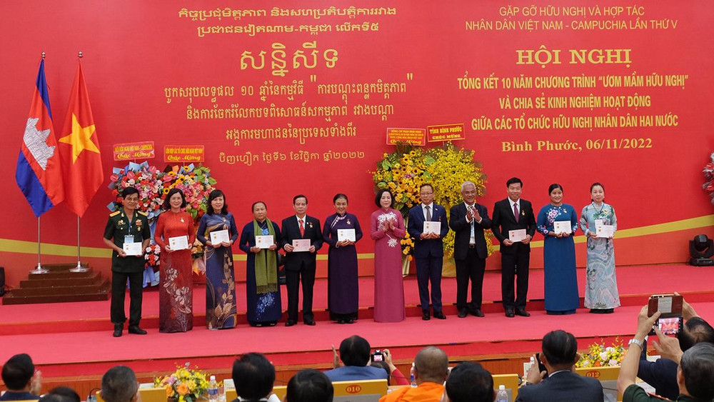 Trung ương Hội hữu nghị Việt Nam-Campuchia tặng Kỷ niệm chương vì tình hữu nghị Việt Nam-Campuchia cho các cá nhân.