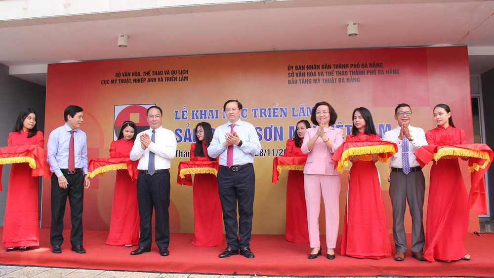 Thứ trưởng Bộ Văn hóa, Thể thao và Du lịch Tạ Quang Đông và các đại biểu cắt băng khai mạc triển lãm.