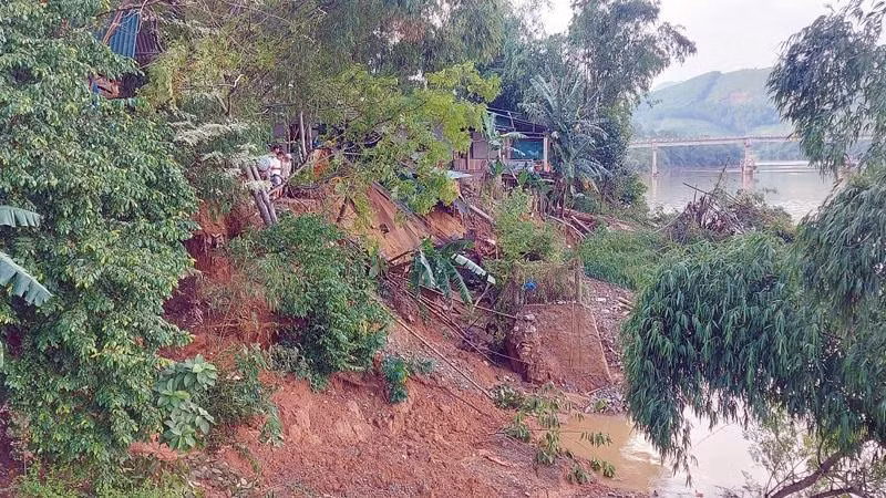 Nhà ông Hoàng Văn Phi ở sát bờ sông bị sạt lở, huyện Tuyên Hóa quyết định di dời đến nơi an toàn.