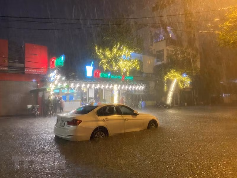 [Ảnh] Đà Nẵng: Mưa lớn kéo dài, nhiều tuyến đường ngập sâu trong nước ảnh 10
