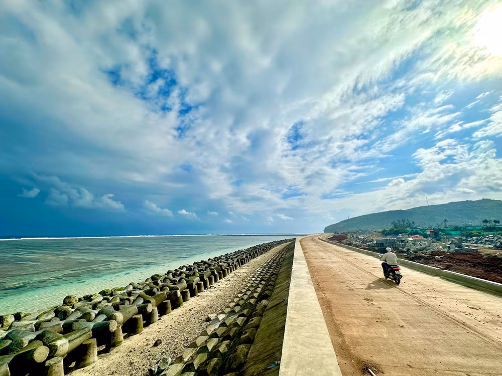 Đường cơ động phía đông nam tạo thành vành đai giao thông trọng yếu kết hợp kè chắn sóng chống sạt lở, kết nối hạ tầng giao thông tổng thể huyện đảo Lý Sơn.