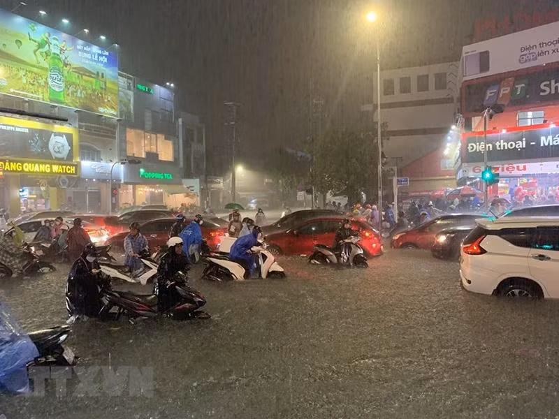 [Ảnh] Đà Nẵng: Mưa lớn kéo dài, nhiều tuyến đường ngập sâu trong nước ảnh 13