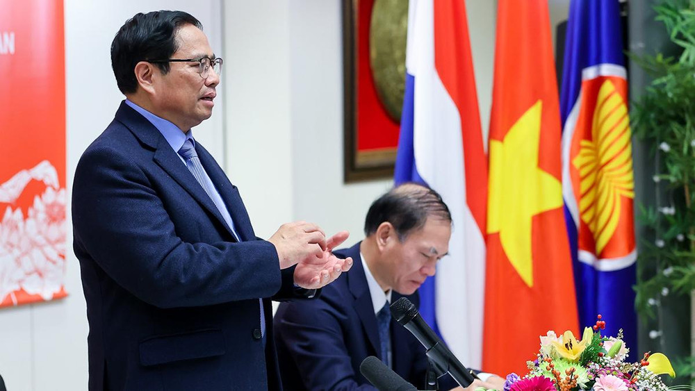 Thủ tướng Phạm Minh Chính gặp gỡ, nói chuyện với cán bộ, nhân viên Đại sứ quán Việt Nam, bà con cộng đồng người Việt Nam tại Hà Lan.