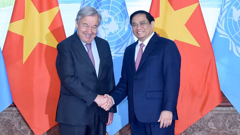 Thủ tướng Phạm Minh Chính và Tổng Thư ký Liên hợp quốc António Guterres chụp ảnh trước khi vào hội kiến.