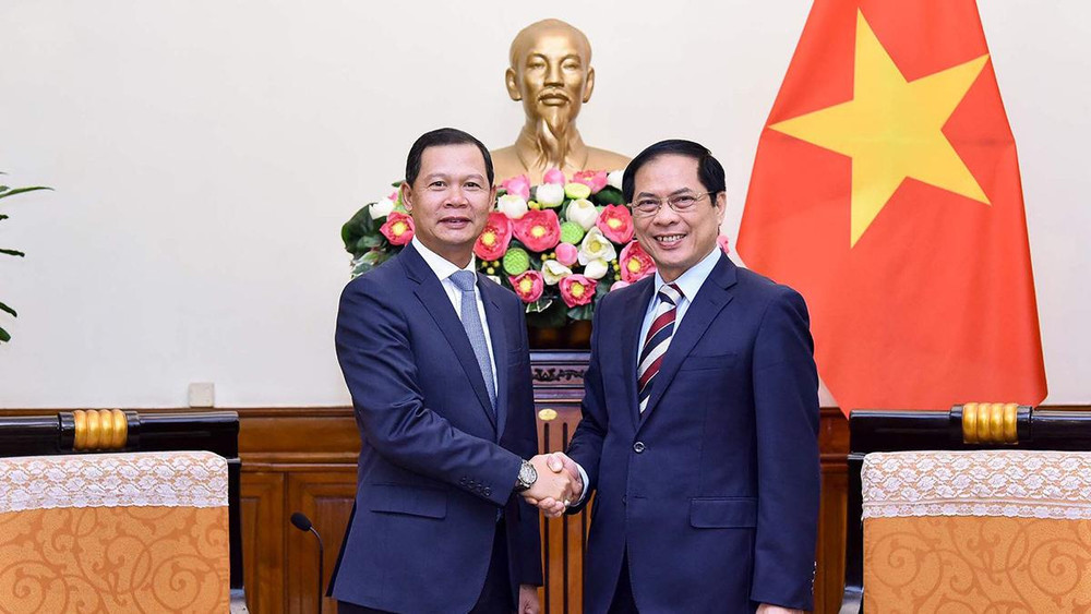 Bộ trưởng Ngoại giao Bùi Thanh Sơn tiếp Thứ trưởng Ngoại giao Lào Phoxay Khaykhamphithoune. (Ảnh: Báo Thế giới và Việt Nam)