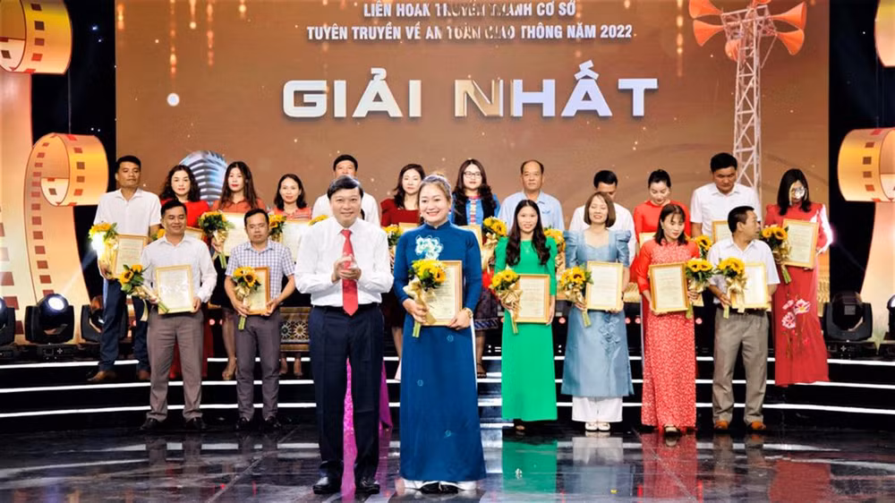 Trao giải Nhất cho tác giả Hoàng Thị Ngân Hà, UBND xã Tân Hương (Tân Kỳ) với tác phẩm phóng sự "Báo động tình trạng học sinh vị thành niên điều khiển xe máy, xe máy điện, xe đạp điện mất an toàn".