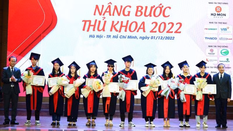 Thứ trưởng Giáo dục và Đào tạo Hoàng Minh Sơn và Hiệu trưởng Trường Đại học Y Hà Nội Nguyễn Hữu Tú trao khen thưởng cho các sinh viên tại điểm cầu Hà Nội.