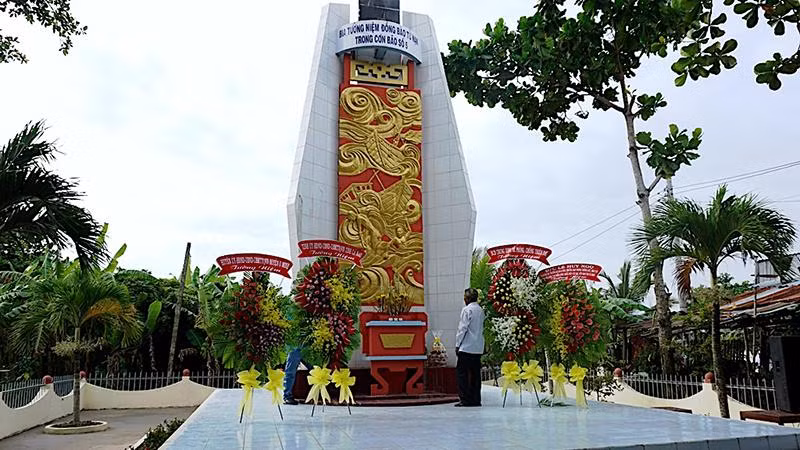 Đài tưởng niệm đồng bào tử nạn trong cơn bão Linda tại miền biển xã Khánh Hội, huyện U Minh, tỉnh Cà Mau.