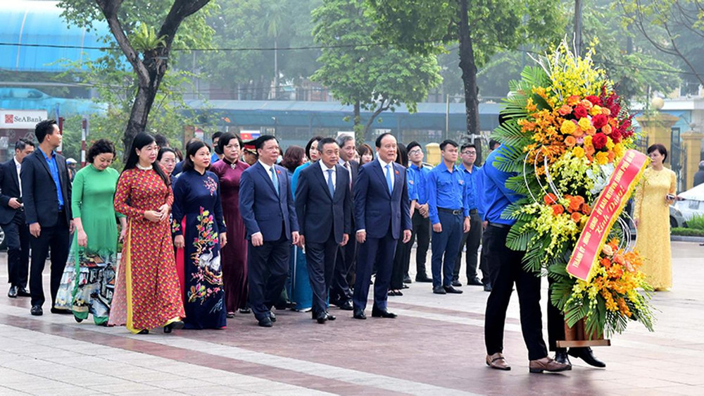 Đoàn đại biểu thành phố Hà Nội đặt hoa tưởng niệm tại tượng đài V. I. Lênin.