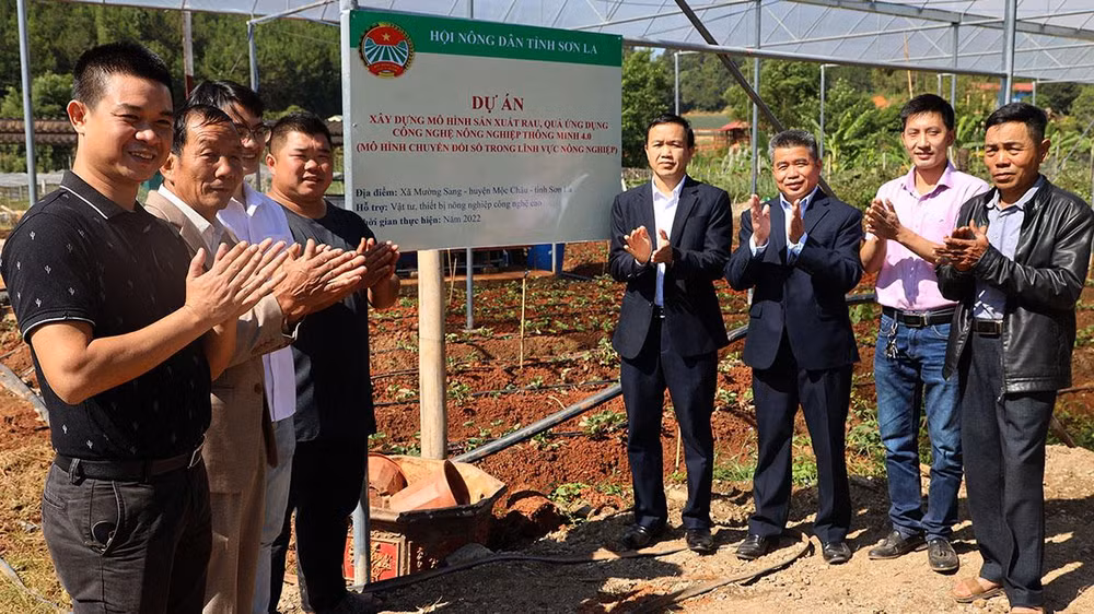 Hội Nông dân tỉnh Sơn La bàn giao mô hình chuyển đổi số trong lĩnh vực nông nghiệp tại huyện Mộc Châu.