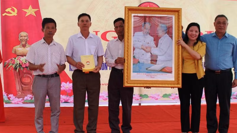 Tỉnh ủy, HĐND, UBND, Mặt trận Tổ quốc tỉnh Thanh Hóa tặng bức ảnh Bác Hồ và Bác Tôn đang nắm chặt tay nhau cho khu dân cư thôn Thượng Đình 2.
