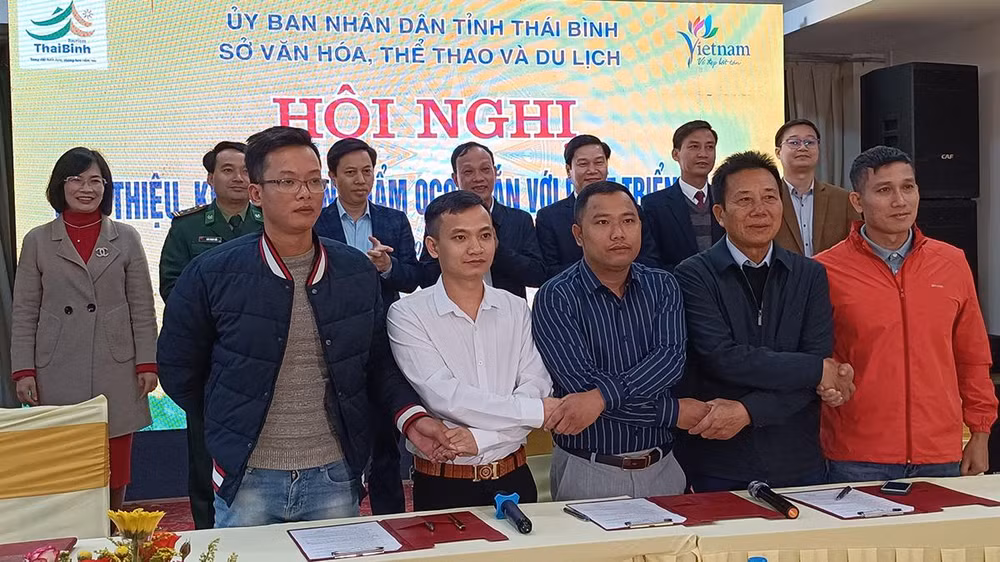 Ký kết hợp tác, giới thiệu, tiêu thụ sản phẩm OCOP giữa đại diện một số doanh nghiệp du lịch và một số cơ sở sản xuất sản phẩm OCOP.