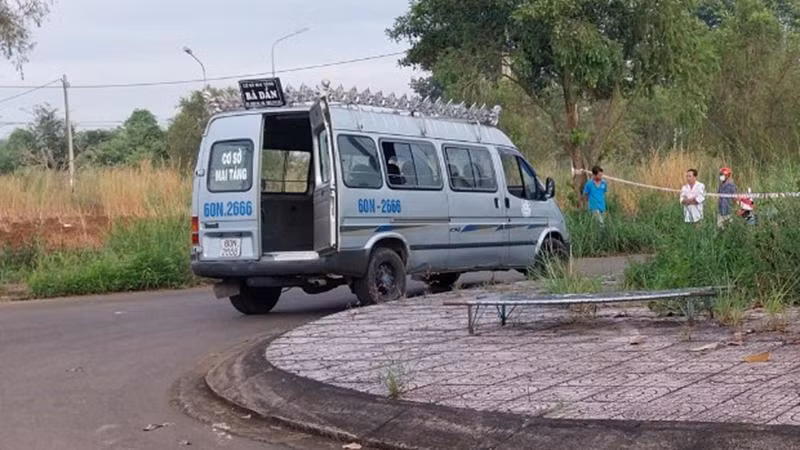 Ô-tô của cơ quan chức năng tới hiện trường chở thi thể nạn nhân đi.