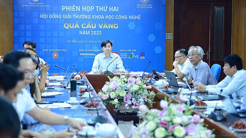 Hội đồng xét chọn Giải thưởng khoa học công nghệ “Quả cầu vàng” năm 2022 họp phiên thứ 2 để tìm ra 10 gương mặt xuất sắc nhất. 