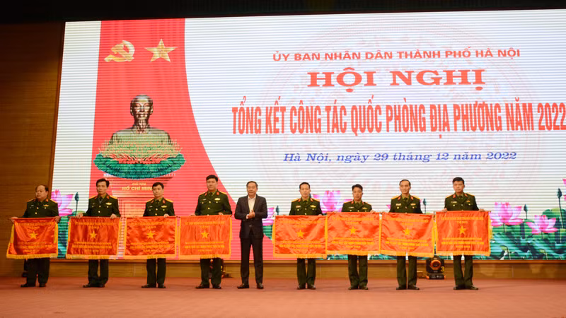 Lãnh đạo thành phố trao Bằng khen tặng các tập thể có thành tích trong công tác diễn tập khu vực phòng thủ.