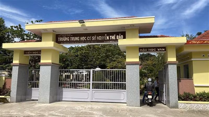 Trường trung học cơ sở Nguyễn Thế Bảo - nơi xảy ra vụ việc. (Ảnh: Tường Quân/TTXVN)