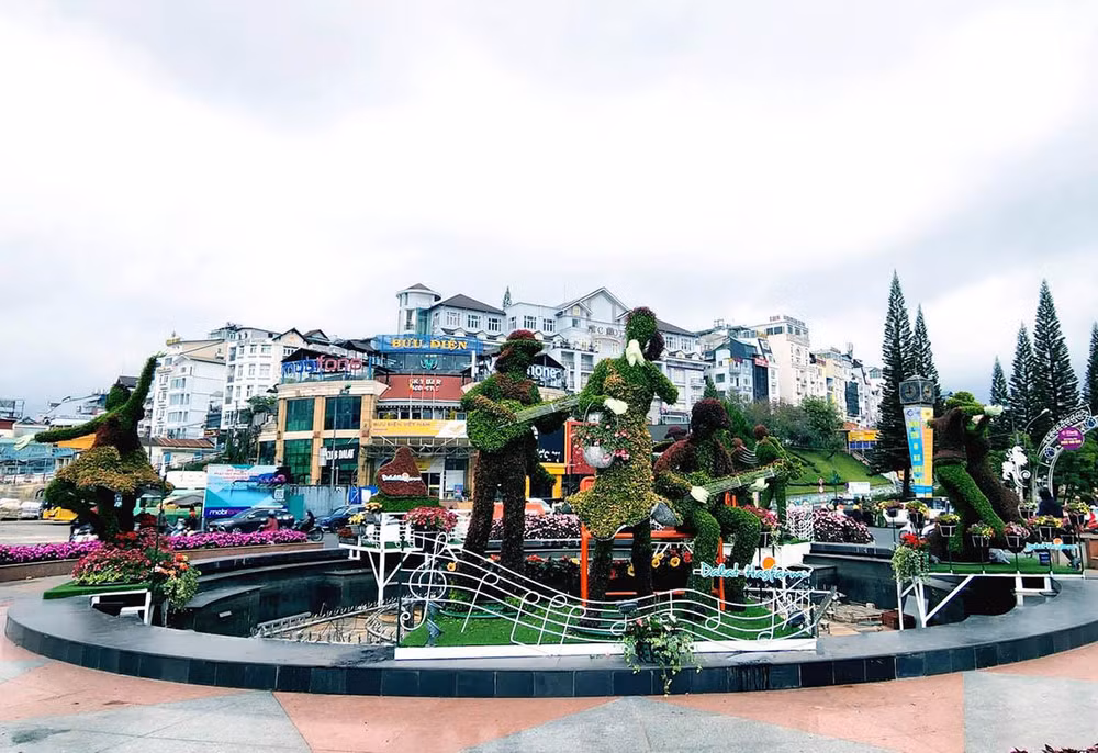 Tiểu cảnh hoa nghệ thuật tại khu vực trung tâm thành phố Đà Lạt.