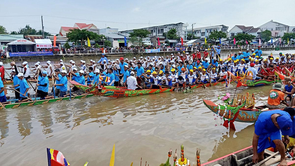 Các đội đua ra mắt tại lễ khai mạc giải đua ghe ngo mở rộng tại tỉnh Trà Vinh.