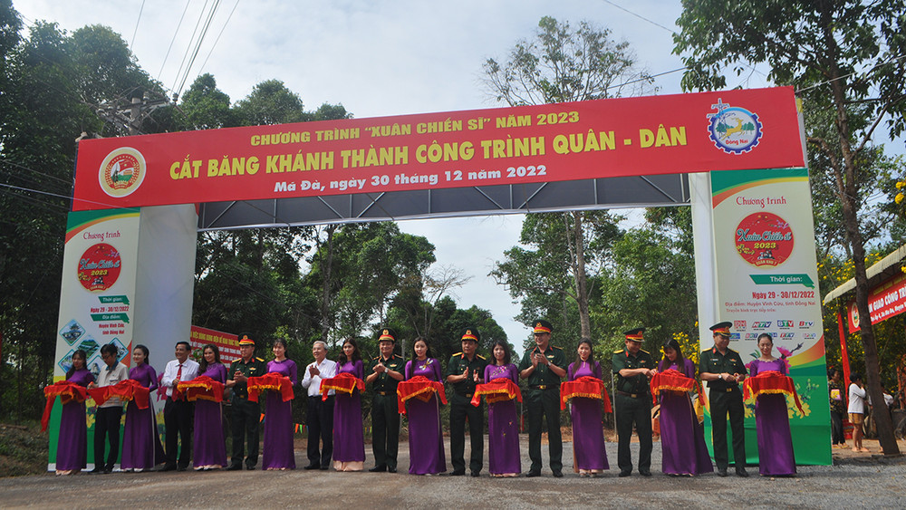Lễ cắt băng khánh thành con đường dài 13,9km được đặt tên "Con đường tình nghĩa quân dân".