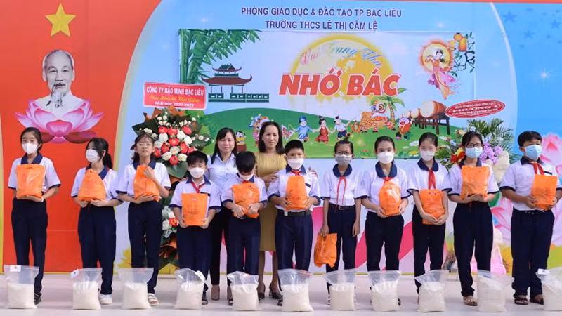 Nhiều học sinh nghèo ở Bạc Liêu được nhà trường tặng gạo.